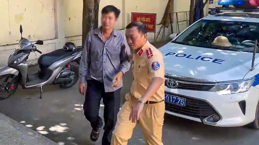 Nghĩa tình của Cảnh sát giao thông Hà Nội trong dịp nghỉ lễ
