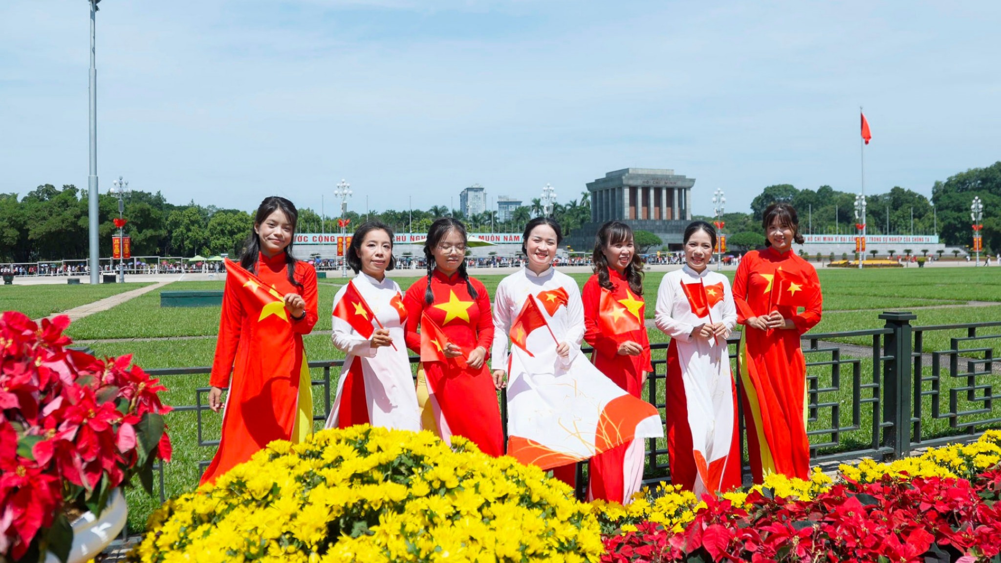 Hà Nội rực rỡ cờ hoa, hân hoan đón Tết Độc lập