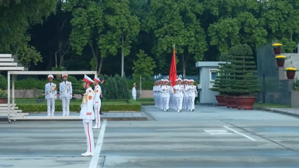 Nghiêm trang trong nắng Ba Đình