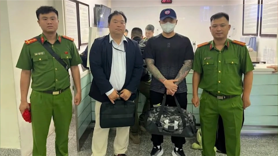 Công an phường Láng bàn giao đối tượng truy nã quốc tế