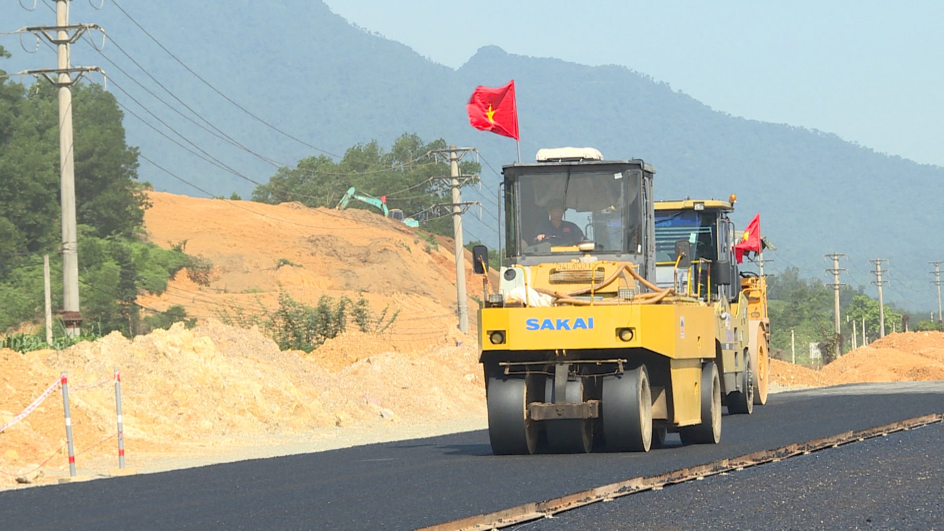 Cờ Tổ quốc trên những đầu máy thi công dịp 2/9