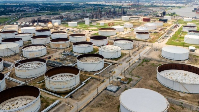 Giá dầu Brent vượt 100 USD do xung đột Trung Đông