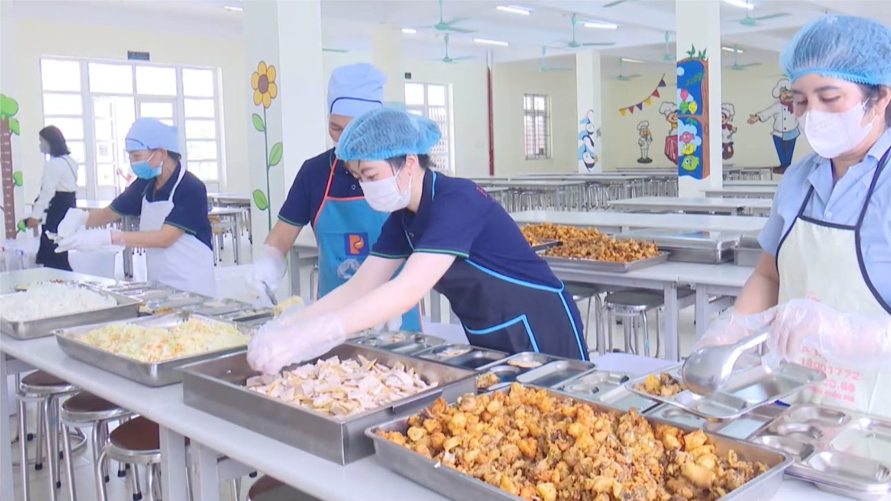 Khắc phục bất cập, đảm bảo bữa ăn bán trú cho học sinh 