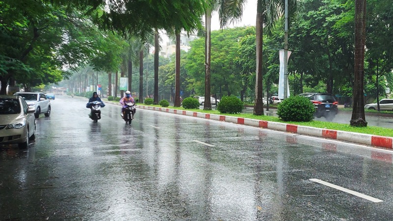 Bất ngờ đón không khí lạnh - người Hà Nội phấn khởi cho ngày làm việc mới
