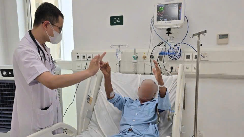 Ngủ sai tư thế, người đàn ông 40 tuổi bị đột quỵ