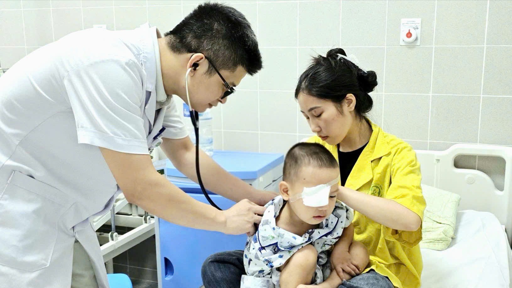 Xiên thịt đâm vào mắt, bé 3 tuổi phải mổ cấp cứu