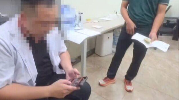 Đình chỉ điều dưỡng vụ kẹp tiền xạ trị sớm