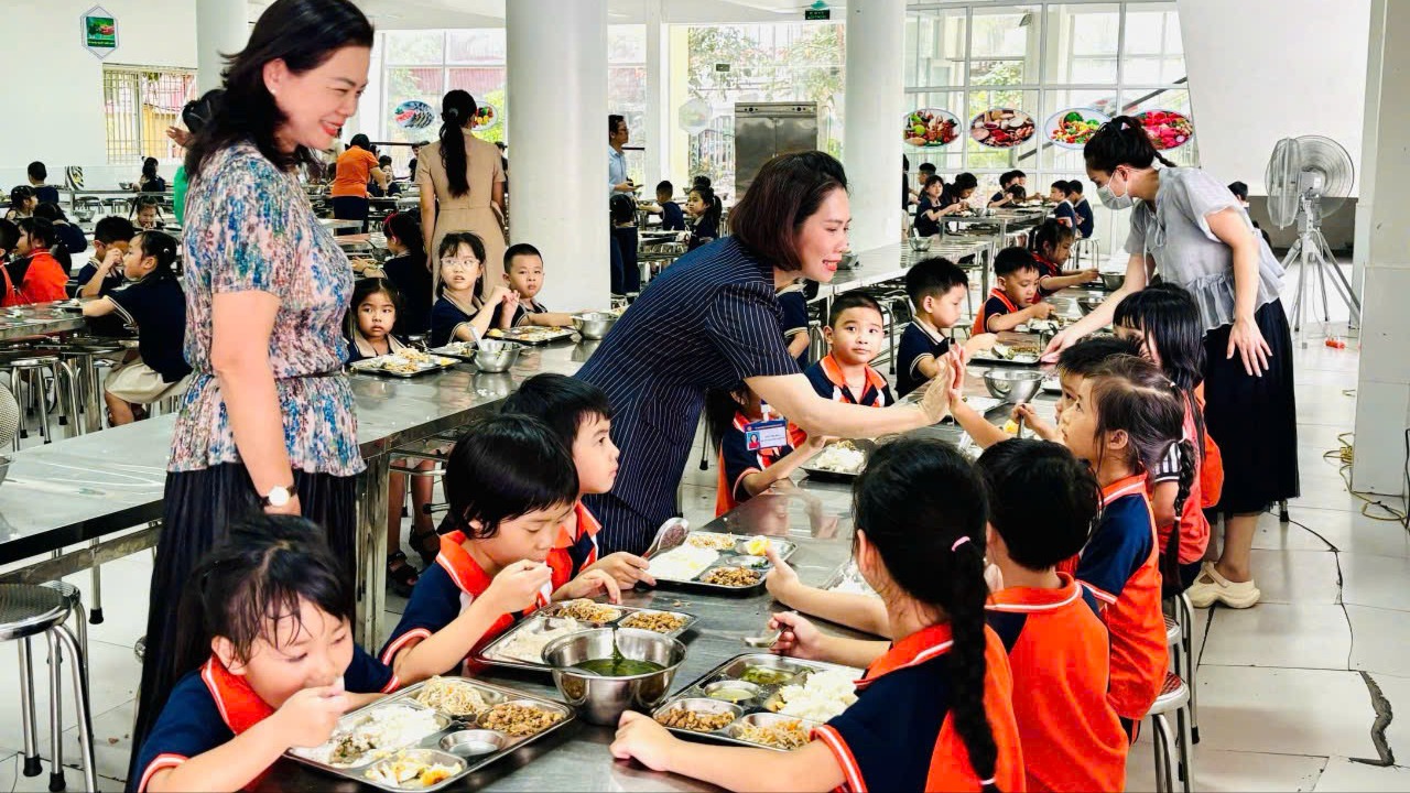 Hà Nội tăng cường kiểm tra bữa ăn bán trú