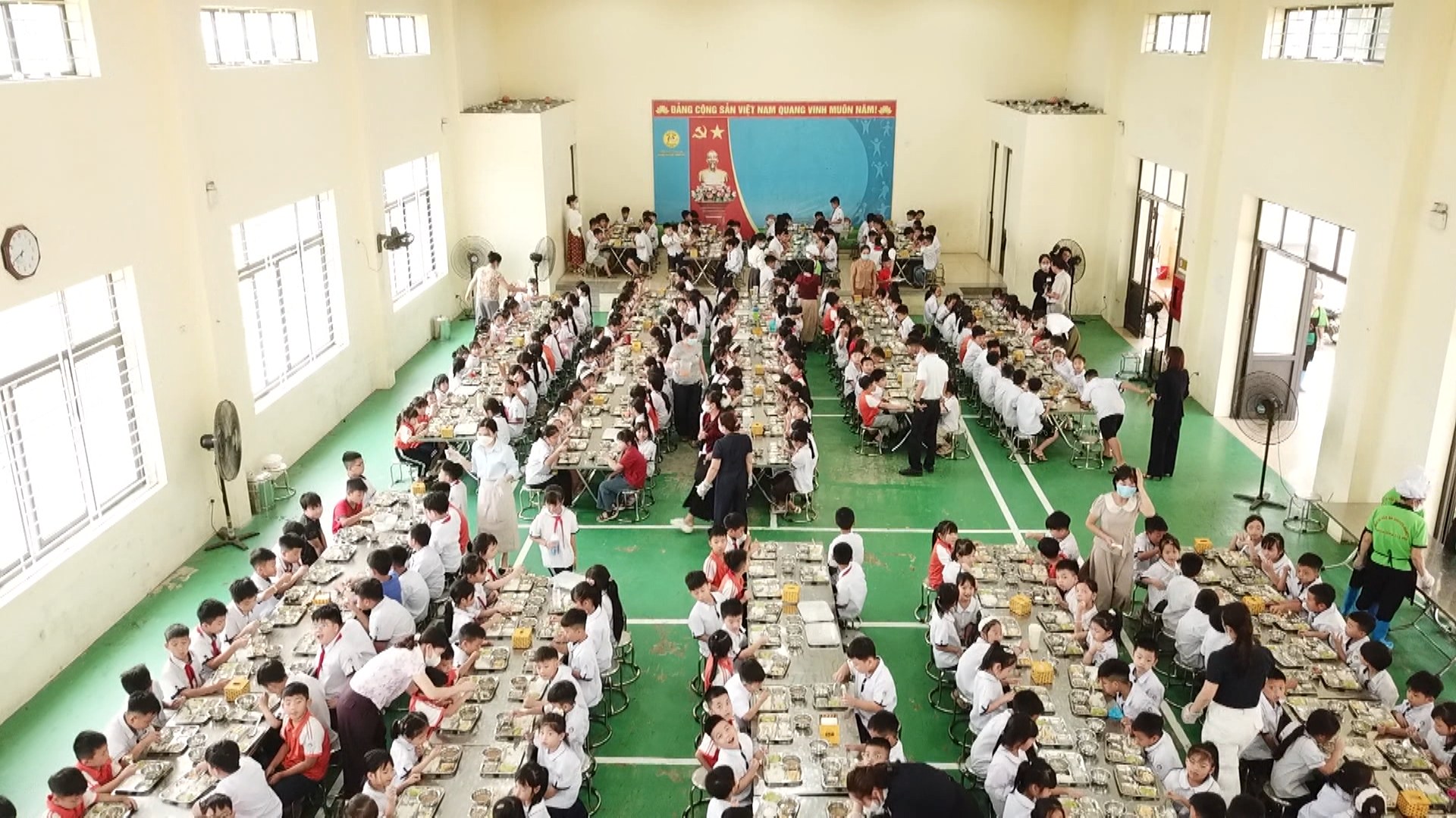 Từ bếp ăn đến bàn học