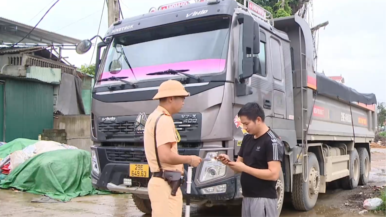 CSGT Hà Nội xử lý hơn 1.300 phương tiện vận tải vi phạm