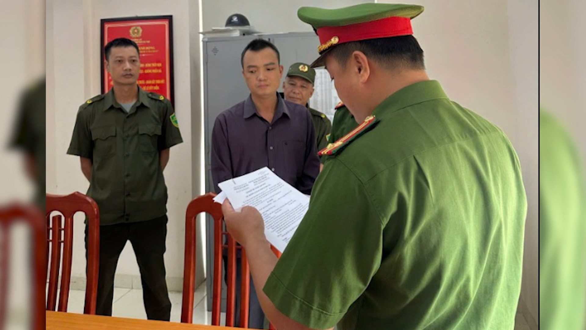 Khởi tố đối tượng đập phá ô tô của người khác