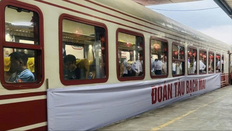 Đoàn tàu Bạch Mai duy trì hơn 500 khách mỗi chuyến