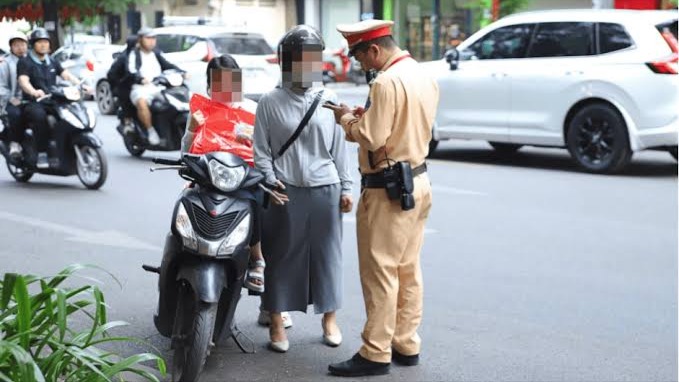 Chủ quan với mũ bảo hiểm, phụ huynh và học sinh bị xử lý