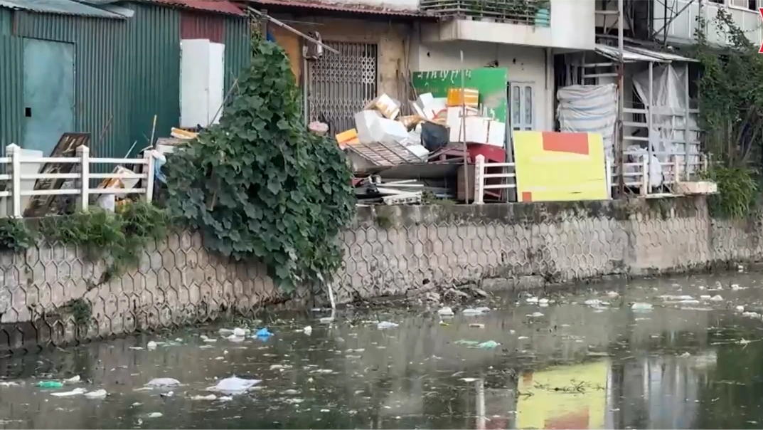 Rác thải bức tử hồ điều hoà