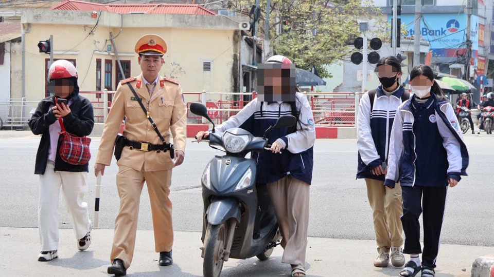 Tăng cường tuyên truyền, xử lý học sinh vi phạm giao thông đầu năm học mới