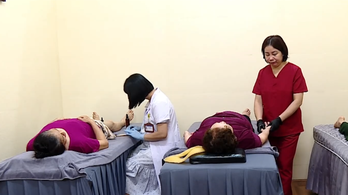 Trạm y tế trở thành 'điểm đến' của người cao tuổi