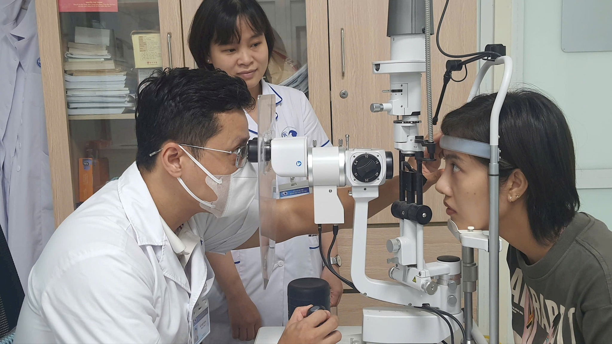 Hà Nội hỗ trợ chi phí phẫu thuật tật khúc xạ cho người trẻ