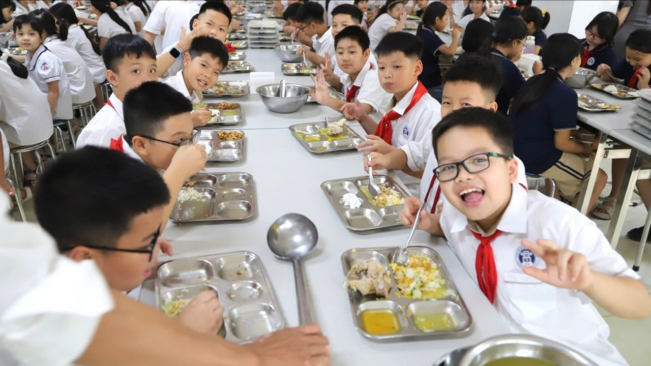 Khẩn trương ban hành quy định tổ chức bữa ăn bán trú