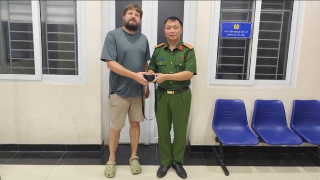 Công an xã Ứng Thiên trao trả máy ảnh thất lạc cho du khách Bỉ