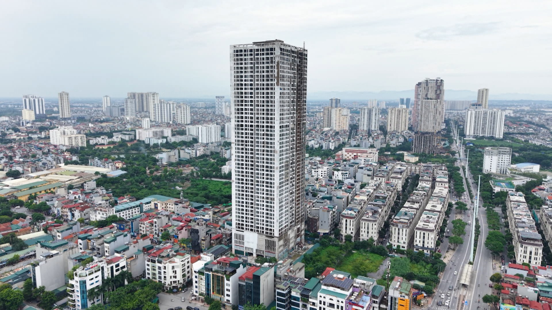 Đất vàng lãng phí, tòa nhà hoang phế