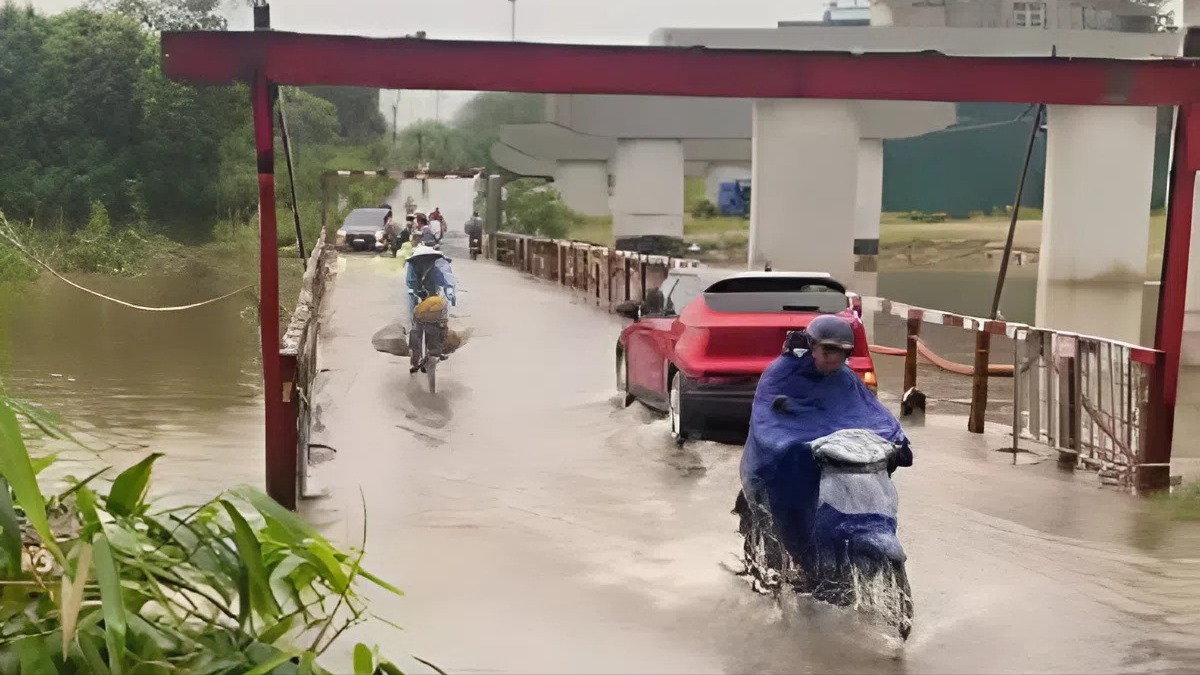 Tạm dừng lưu thông qua cầu 72 do nước sông Đáy dâng cao