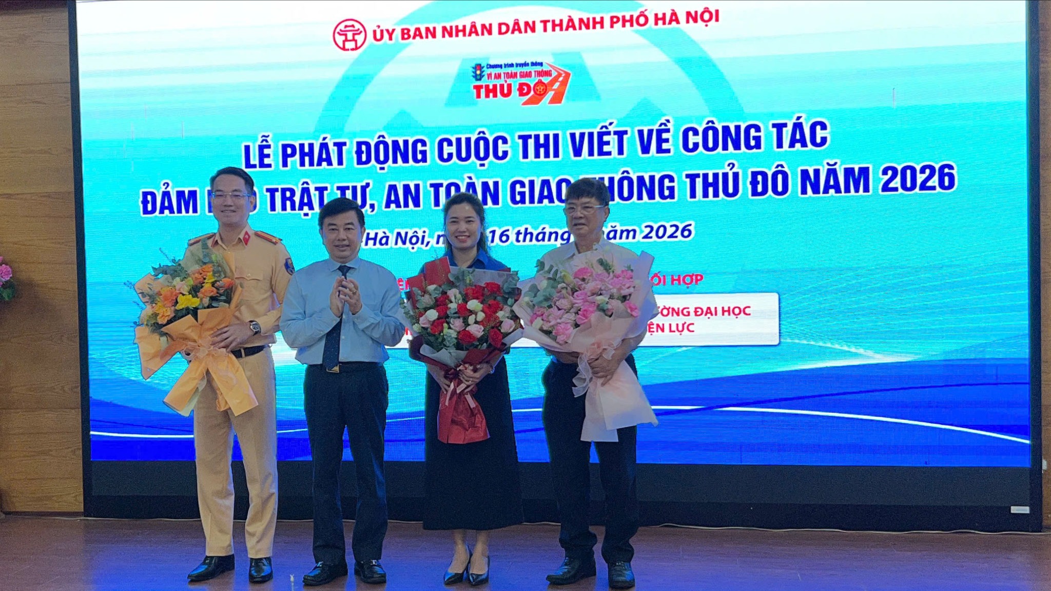 Chung tay xây dựng giao thông Thủ đô an toàn, văn minh