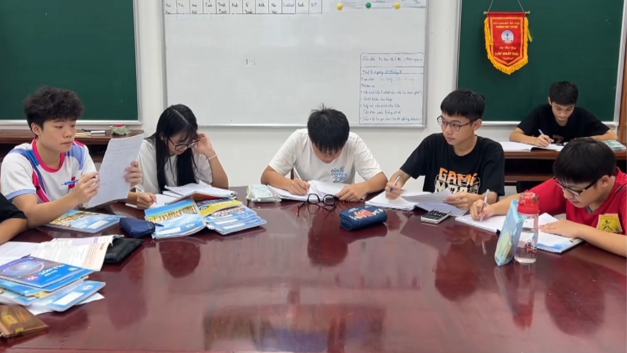 Bên trong ngôi trường, học sinh không dùng điện thoại