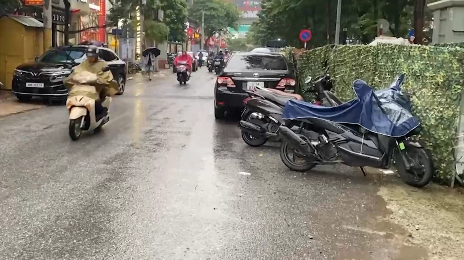 Lấn chiếm lòng đường, vỉa hè trên phố Thái Hà