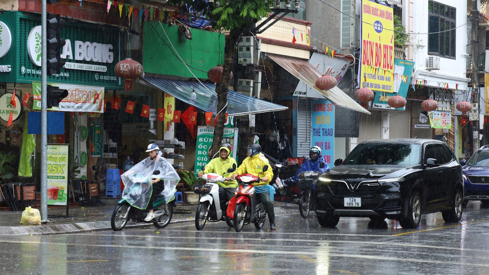 Hà Nội mưa lớn, người dân cần chủ động phương án di chuyển