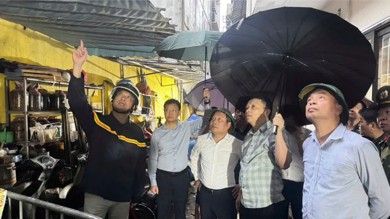Chủ tịch UBND thành phố Hà Nội Vũ Đại Thắng thăm, động viên gia đình vụ cháy tại phường Tây Hồ