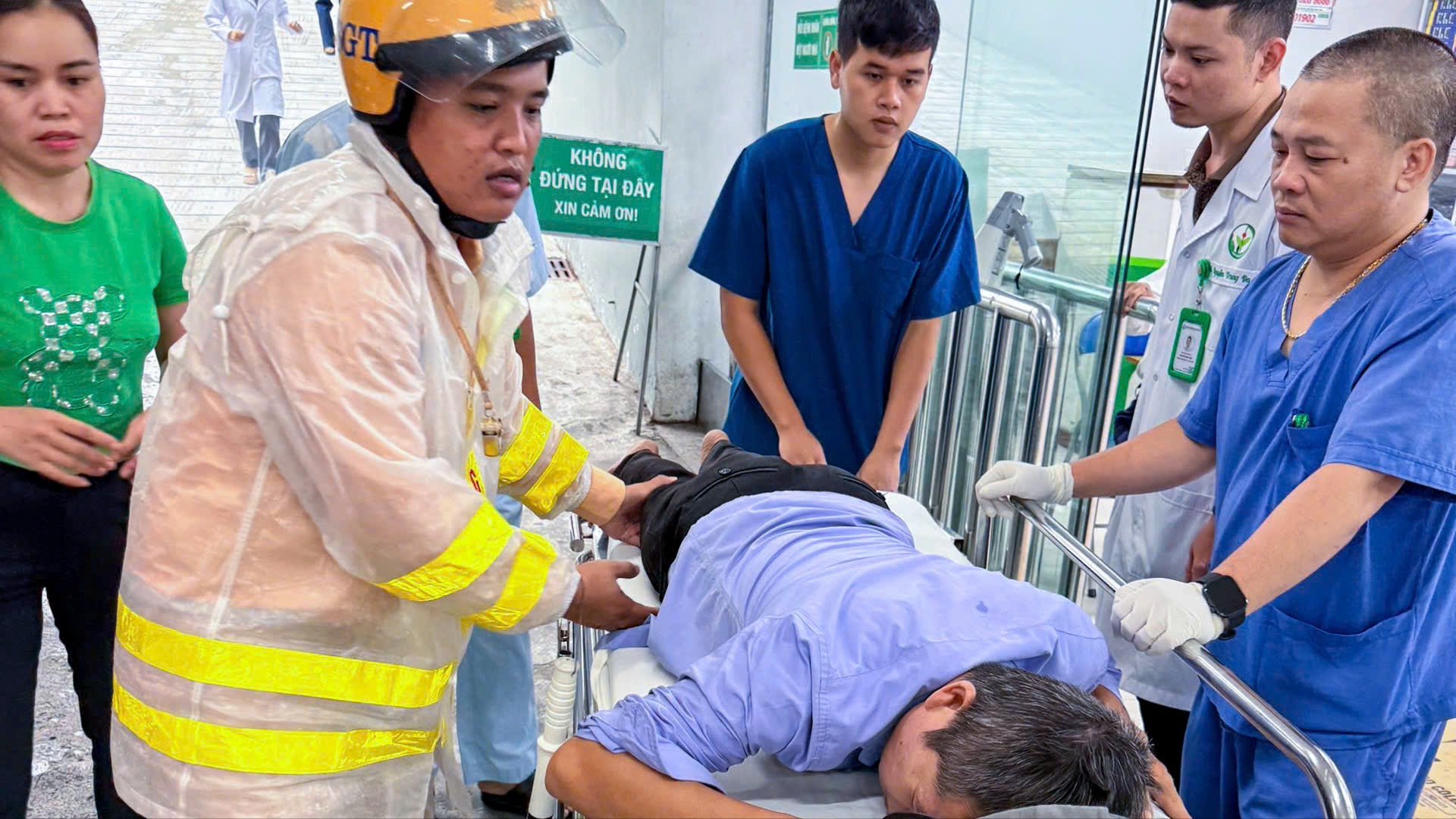 Giữa mưa lớn, CSGT Hà Nội khẩn trương mở đường đưa người đi cấp cứu