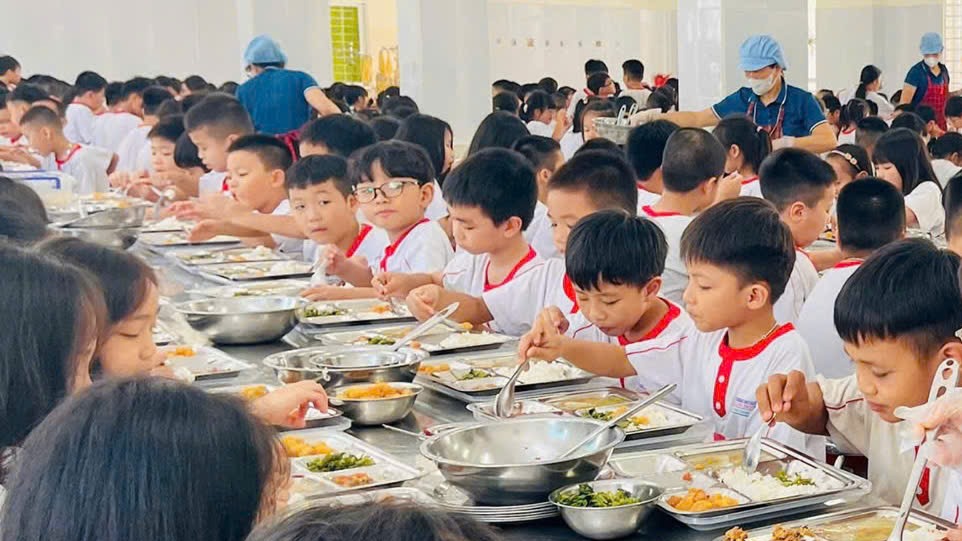 Khi phụ huynh giám sát bữa ăn bán trú