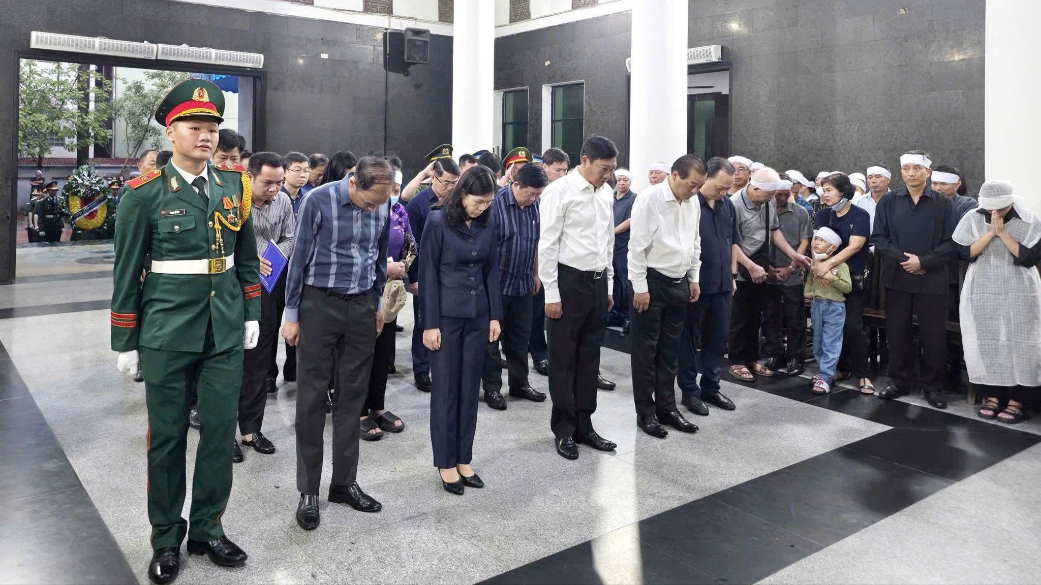 Lãnh đạo TP Hà Nội viếng, chia buồn với thân nhân các nạn nhân vụ cháy tại phường Tây Hồ