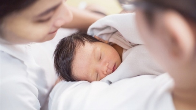 Khuyến khích sinh đủ hai con trước 35 tuổi