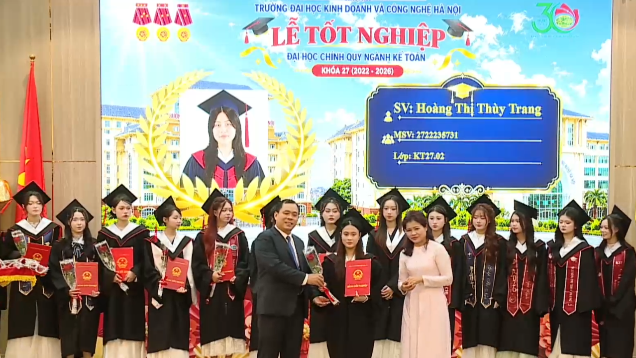 HUBT trao bằng tốt nghiệp hơn 600 cử nhân kế toán