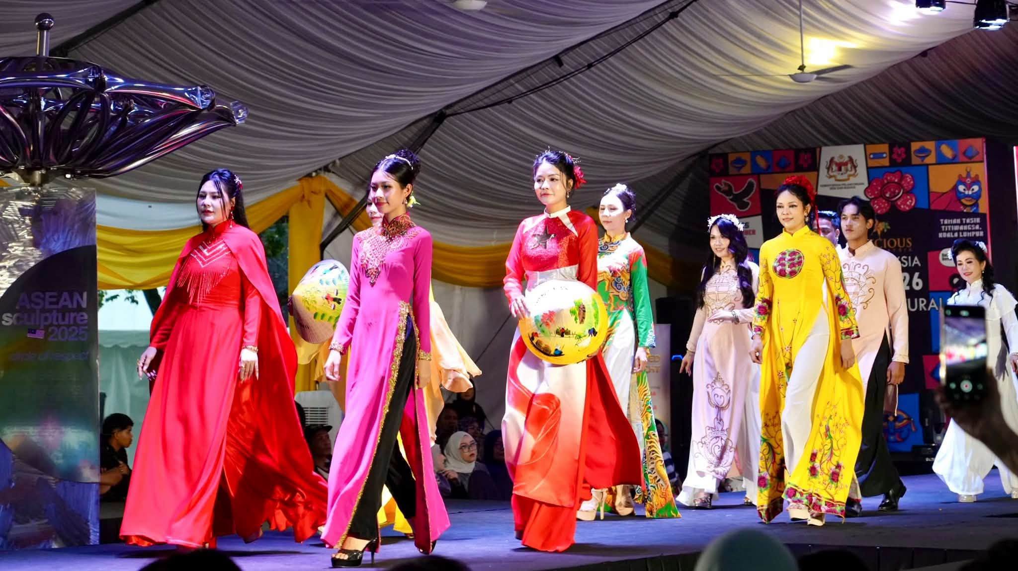 Sắc màu Việt Nam tại lễ hội văn hóa Malaysia 