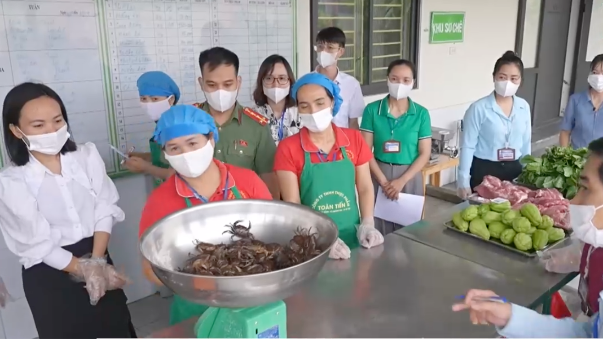 Bữa ăn bán trú: Kiểm soát chặt, minh bạch để phụ huynh yên tâm