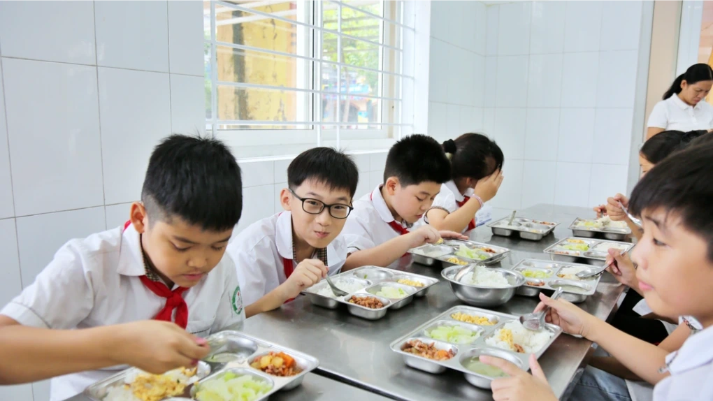 Hà Nội lập 4 đoàn kiểm tra đột xuất bữa ăn bán trú