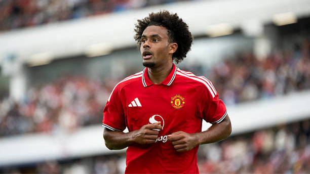 Joshua Zirkzee ở lại Manchester United