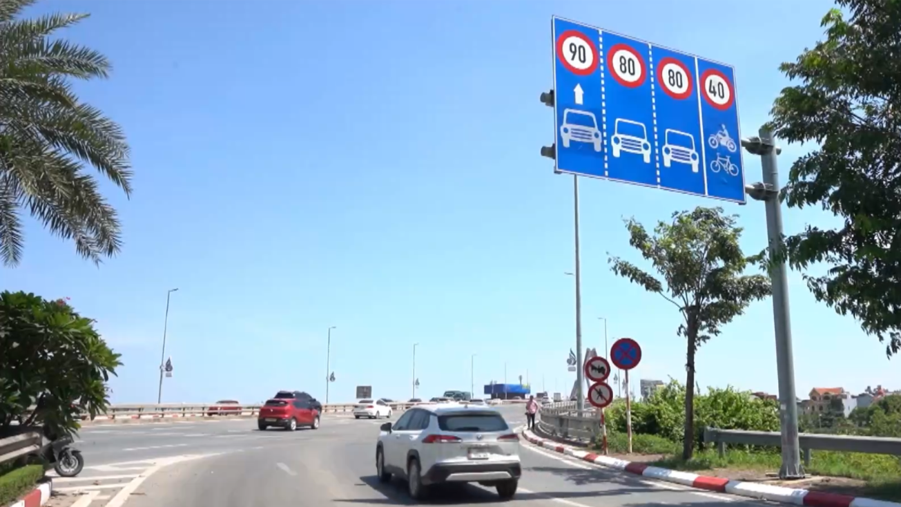Lắp biển báo an toàn giao thông trên các cây cầu