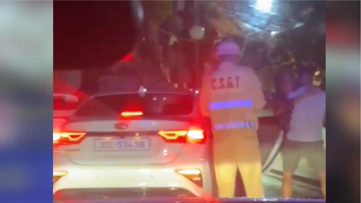 Cảnh sát giao thông chủ động giúp dân trên mọi tuyến đường