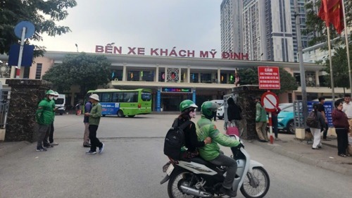 Lưu lượng hành khách tăng cao tại bến xe Mỹ Đình