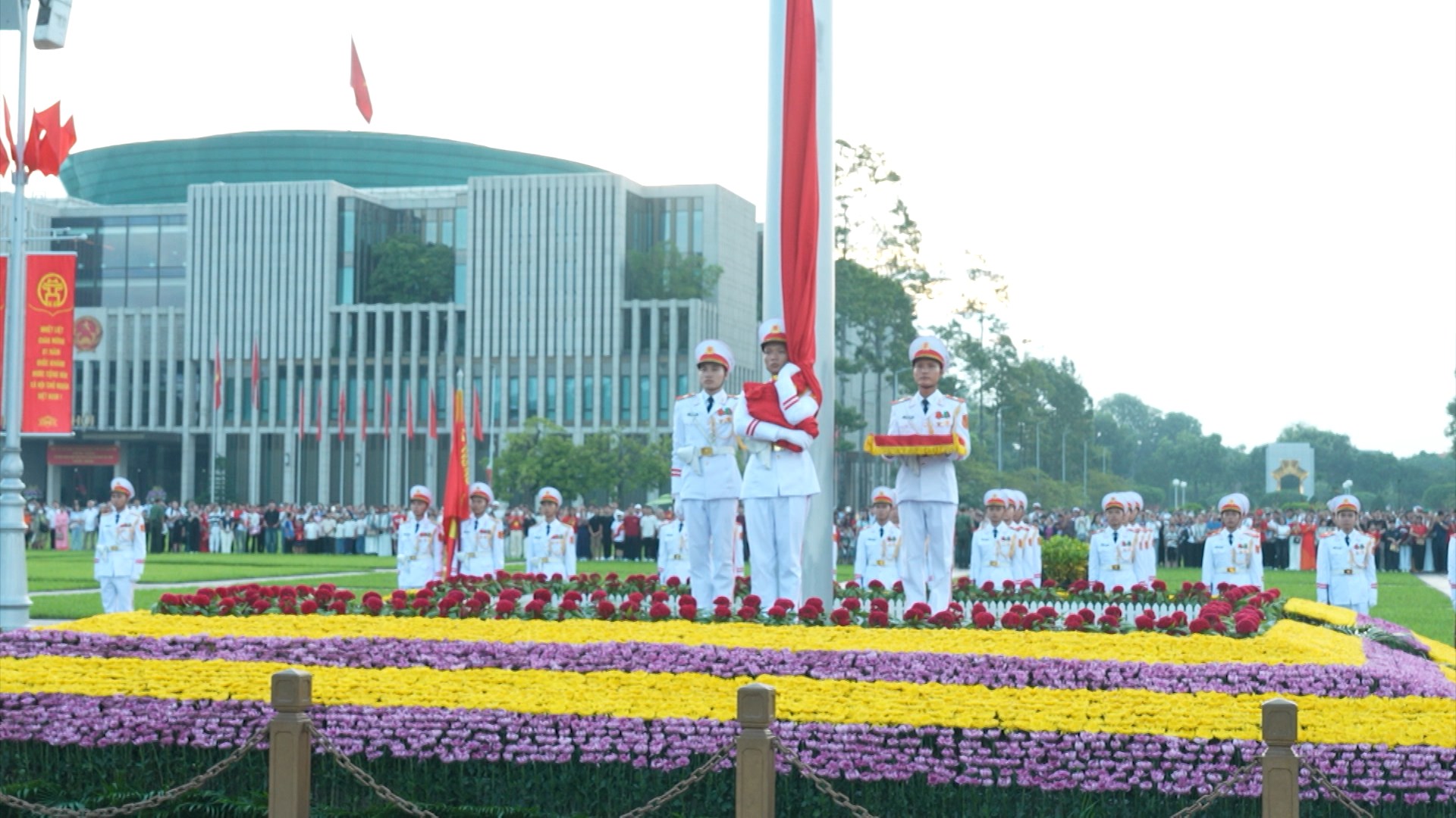 Thiêng liêng Lễ thượng cờ trong ngày Tết Độc lập