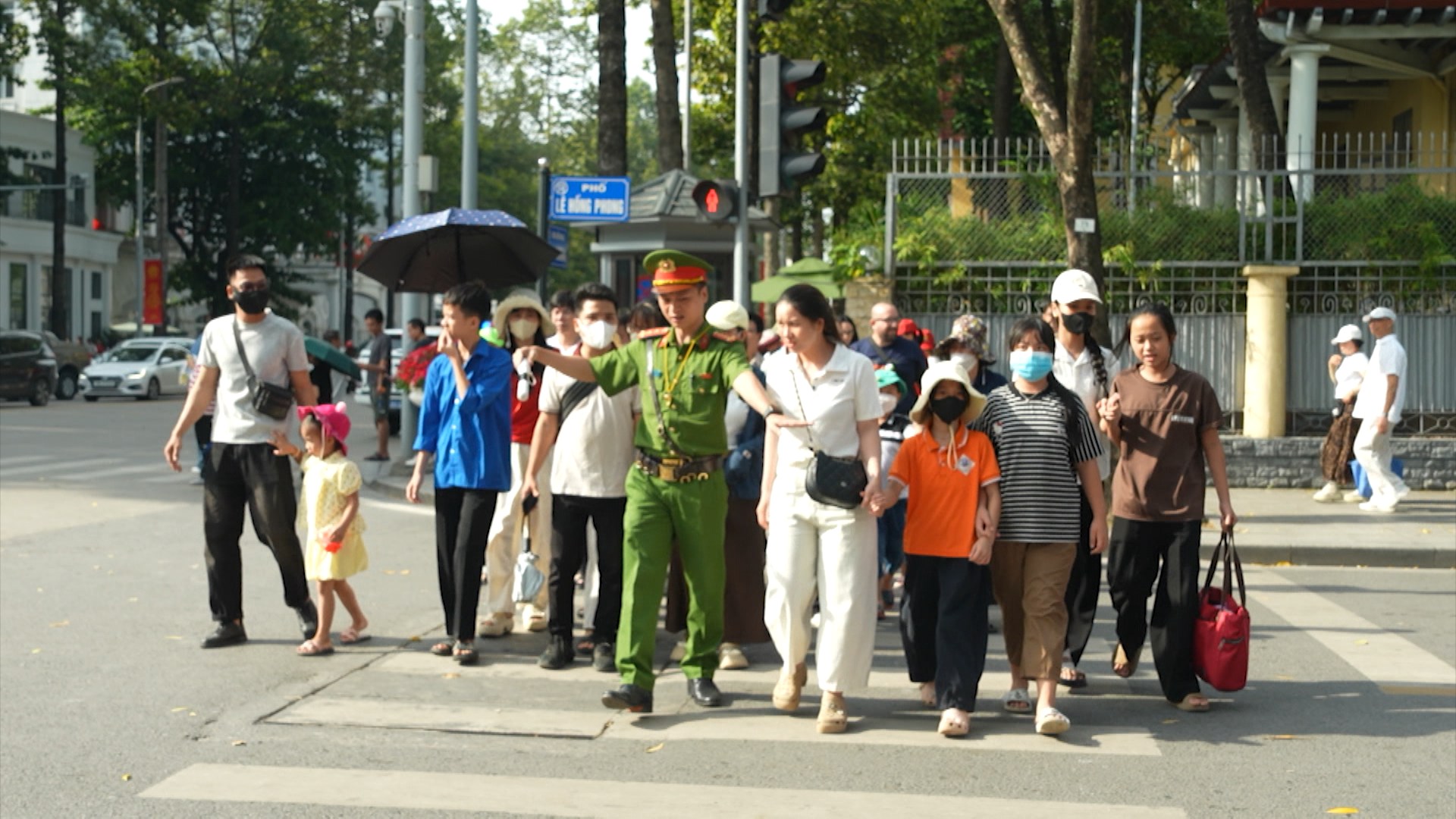 Công an phường Ba Đình hỗ trợ người dân di chuyển an toàn