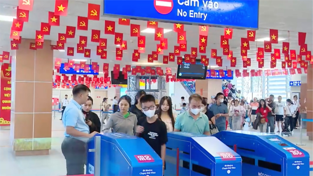 Đi tàu điện metro ngày Quốc khánh