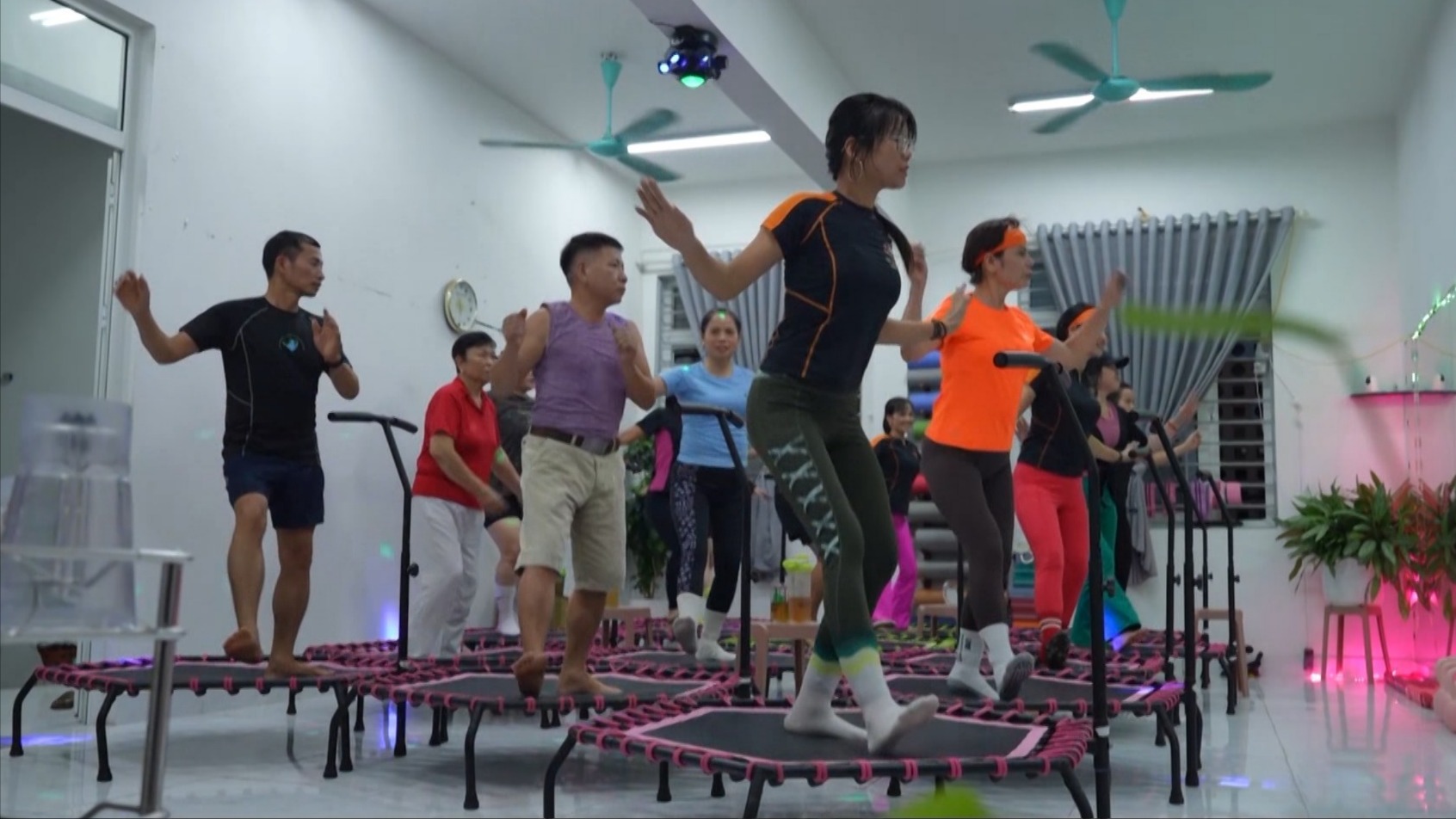Bật tung năng lượng cùng Trampoline