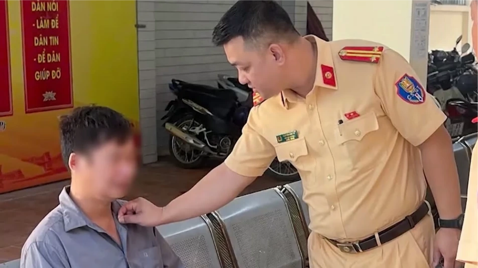 CSGT Hà Nội hỗ trợ người lao động bị thương về quê