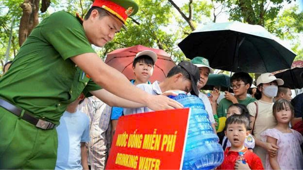 Những chai nước mát lan tỏa hình ảnh đẹp của Công an Thủ đô