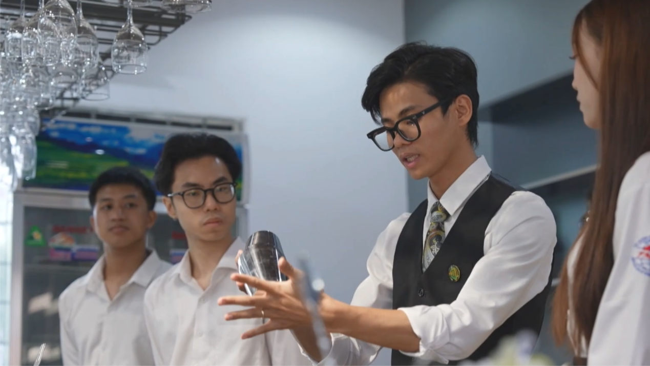 Từ giảng đường đến năng lực làm nghề