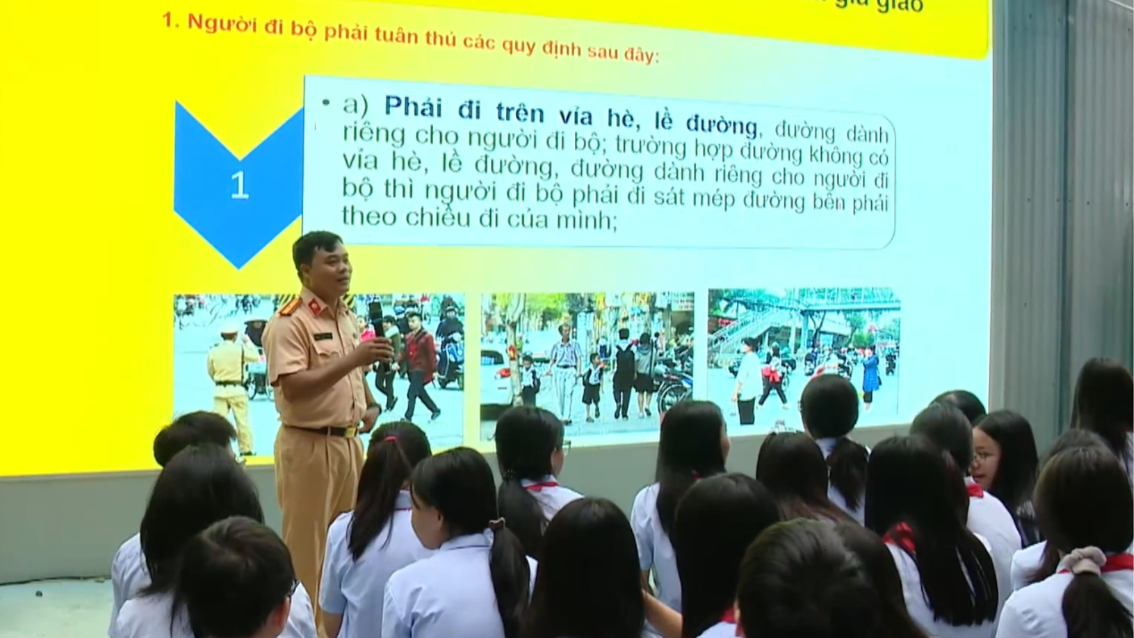 Xây dựng văn hoá giao thông từ những mái trường